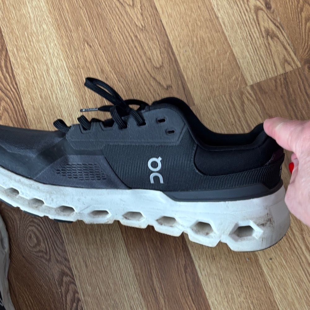 On Running women’s size 11 men’s size 9.5